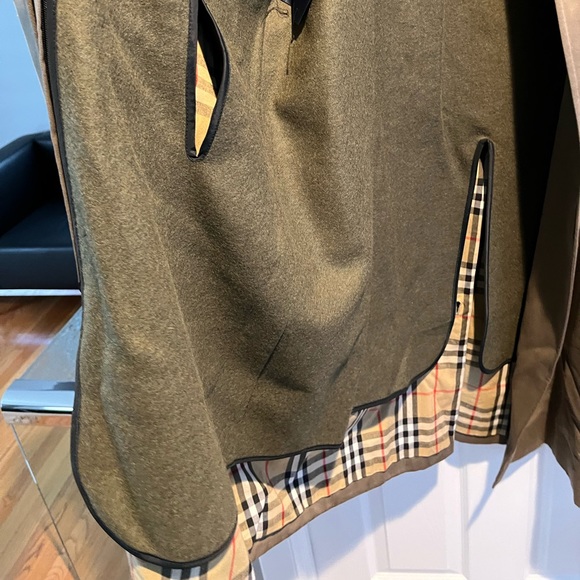men’s tan Burberry lined trench coat.  Wool lining is removable. Size 46r. - Picture 8 of 16